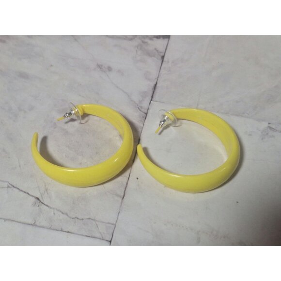 Etc! Yellow Statement Bib Necklace and Plastic Earrings Set with Large Rhineston - Picture 9 of 10